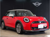 MINIのフロントグリルのデザインはイギリスで生まれた当初から、シルバーのサイドバーが折り重なった伝統的なデザインで御座います。その伝統はBMWのお車になってからでも少しずつ形を変えて守られております