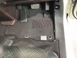 新品の純正フロアマット付きです。ドライブの際に気分良く乗って頂けます。