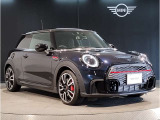 MINIのフロントグリルのデザインはイギリスで生まれた当初から、シルバーのサイドバーが折り重なった伝統的なデザインで御座います。その伝統はBMWのお車になってからでも少しずつ形を変えて守られております