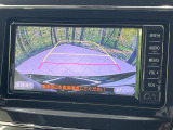 【バックカメラ】駐車時に後方がリアルタイム映像で確認できます。大型商業施設や立体駐車場での駐車時や、夜間のバック時に大活躍!運転スキルに関わらず、今や必須となった装備のひとつです!
