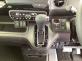 足元スッキリ、インパネシフトです。パーキングブレーキは電子制御パーキングブレーキタイプなので、運転席と助手席の間がスッキリしています。