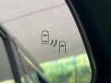 【ブラインドスポットモニター】走行中、ドアミラーの死角になりやすい箇所に後続車が接近するとサイドミラーのレンズに警告を表示!ドライバーに注意喚起をしてくれます。
