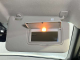 【運転席サンバイザー】鏡が付いているのでメイク直しなどにも便利★
