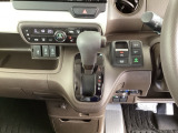 足元スッキリ、インパネシフトです。パーキングブレーキは電子制御パーキングブレーキタイプなので、運転席と助手席の間がスッキリしています。