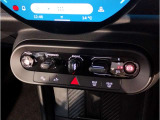 MINIの内装はとにかく『円』に拘ったデザインコンセプトが一目で伝わってきます。これほど円形に拘った車は他に御座いません。伝統のデザイン、トグルスイッチなど遊び心のある内装で御座います。