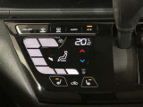 設定温度に合わせて、自動で風量や吹き出し口を調整してくれる、オートエアコンが装備されております。シートヒーター機能も装備されておりますので、あたたかいシートで快適に過ごすことができます。