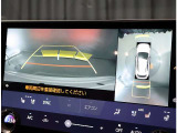 パノラミックビューモニター。車両を上から見たような映像を表示。運転席から目視しにくい車両周囲の状況をリアルタイムで確認できます。