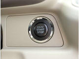 エンジンの始動は、ブレーキペダルを踏みながらボタンをワンプッシュするだけでOK!