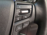 ステアリングスイッチになります。 運転中に目を離さずに操作が可能です。