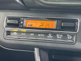 【オートエアコン】一度お好みの温度に設定すれば、車内の温度を検知し風量や温度を自動で調整。暑い&hellip;寒い&hellip;と何度もスイッチ操作をする必要はありません。快適な車内空間には必須の機能ですね♪
