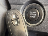 【キーレススタートシステム】カバンやポケットに入れたままでもドアの施錠・解錠が可能なスマートキーを装備。エンジンのオン・オフ時もカギを取り出す必要が無いからとっても便利です♪