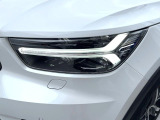 【LEDヘッドライト】明るく眩しいハイビームを先行車や対向車に照射しないオートハイビームを備えたLEDヘッドライト。北欧神話に登場するトールハンマーをモチーフにした、一目でボルボとわかるデザイン。