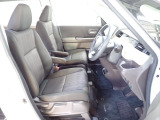 フロントシートはセパレートシートなので後席への移動ができます。またアームレストも装備されていますし運転席シートの高さも調整できます!
