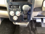 足元スッキリ、インパネシフトです。パーキングブレーキはフットブレーキタイプなので、運転席と助手席の間がスッキリしています。