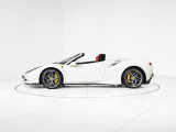 インテリアはRosso Ferrariを基調とし、レッドリング・ダッシュボードベンチやBiancoステッチ、ヘッドレスト刺繍(Bianco)により、視覚的なコントラストが美しく表現されています。