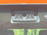 【スマートアシスト】走行中に前方の車両等を認識し、衝突しそうな時は警報とブレーキで衝突回避と被害軽減をアシスト。より安全にドライブをお楽しみいただけます。