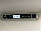 【リアオートエアコン】広い後部座席には必須の機能!風量や温度を自動で調整し前席と同様な車内環境にしてくれるリアオートエアコンを装備。夏の暑さも冬の寒さもストレスなく快適にお過ごしいただけます♪
