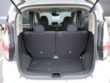トランクルームも広々♪開口も大きく、席もスライド・倒すことで荷物ものせやすくなっています。