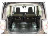 後席を格納すると大きなスペースが出来るので大きな荷物も積み込めます!