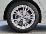 【BMWアロイホイル】軽量かつ強度に拘ったアロイホイル。走行性能ポテンシャルを引き出す設計。車の足元を引き締めてくれる大きなポイントはアロイホイルです。