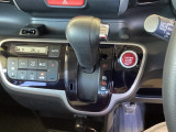 自然に手が届き、操作性の良いインパネシフトに、パーキングブレーキは、フットブレーキタイプなので、運転席と助手席の間はすっきりしています。