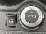 【オールモード4&times;4】2WD/4WDモードを手軽に切り替え可能。燃費重視の2WD、スタック時に役立つLOCK、AUTOモードでは4WDの配分を自動で調整し、路面状況を問わず安定した走りをサポート。