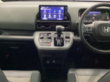 シフトはインパネシフト、パーキングブレーキは電子制御となっています。