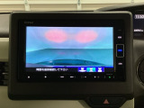 ギヤをR(バック)に入れるとナビの画面に後ろの映像が映るリアカメラ付です。後退時、コンディションが悪い視界でもカラーバックモニターがドライバーをサポートします。