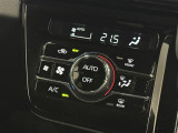 【オートエアコン】お好みの温度設定を行うことで、昼夜問わず寒暖差の大きい時期にも自動で風量を調整。快適なドライブを楽しめます。