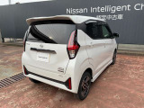 フロントだけでなく、バックソナーも付いてるので駐車時もバッチリ補助してくれます(*^^*)