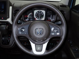 ハンドル左側にはオーディオ操作が出来るオーディオリモートコントロールスイッチ、右側にはHonda SENSINGとオートクルーズコントロールのスイッチを装備!