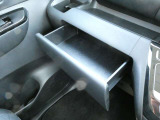 助手席側には引き出し式の小物入れが備わっています。
