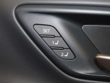 運転席は二人分のシートポジションを記憶します。