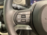 ステアリングにオーディオ操作スイッチが付いています。オーディオ画面に直接タッチしなくても操作が出来ますので、運転に集中できます。