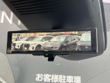 インテリジェントルームミラーは後席の人やヘッドレスト、荷室に積んだ荷物などで後が見にくい時でも、車両後方のカメラ映像をミラー面に映し出すので、いつでもクリアな後方視界が得られます。