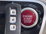 【Hondaスマートキー】カバンやポケットに入れたままでもドアの施錠・解錠が可能なスマートキーを装備。エンジンのオン・オフ時もカギを取り出す必要が無いからとっても便利です♪
