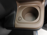 カップホルダーは運転席や助手席からちょうど手の届く位置です!!