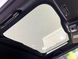 【ガラスルーフ】ガラスルーフ搭載で車内の解放感が一気にアップ!開放的なドライブをお楽しみいただけます。