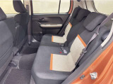 コンパクトながらリアシートもスペースをしっかり確保!「まるごとクリーニング」も実施済です☆ISOFIX対応のチャイルドシートも簡単に固定できます☆