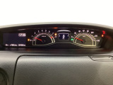 スピードメーターとタコメーターを大きく配した見やすいメーター部になっています。左側のインフォメーション画面でオドメーターや燃費などの情報を確認できます。