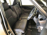 運転席の座面高さを調整できるシートリフターが付いています。フロントシートはベンチシートを採用で、座面も広く使い勝手もいいですよ♪