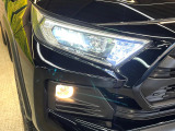 【LEDヘッドライト】悪天候や夜間走行時も良好な視界を確保し安心して運転できる高輝度LEDヘッドライトを装備!点灯速度が早く、消費電力も抑えられています。
