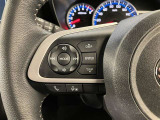 【ステアリングスイッチ付ハンドル】ナビゲーションに視線を移さず、ハンドルから手を離さず、運転に集中したまま手元でオーディオ操作できます♪