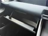 【グローブボックス】大容量のグローブボックスです!!車検証ケース他、日頃使う小物類の収納スペースもたくさんあります!