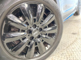 ●純正18インチアルミホイール:輸入車ならではの卓越した走りを支えるホイールと足回りです!日本車の走りに慣れている方にもぜひ体感して頂きたいほど、高いレベルでまとまっています!