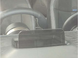 【ヘッドアップディスプレイ】現在の車速表示や目的地へのルート案内やメディア関連のリストを表示する事が可能です。視線移動を減らす事によりドライブに集中して頂けます。