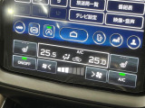 【オートエアコン】一度お好みの温度に設定すれば、車内の温度を検知し風量や温度を自動で調整。暑い&hellip;寒い&hellip;と何度もスイッチ操作をする必要はありません。快適な車内空間には必須の機能ですね♪