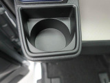 カップホルダーは運転席や助手席からちょうど手の届く位置です!!
