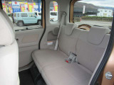 リアシートも座り心地は快適です。足も延ばせてリラックスできます。