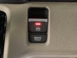 セレクトレバーの右に電子制御パーキングブレーキがあります。スイッチひとつで、停車した地点の傾斜などをシステムが検知・判断してブレーキ力を自動的に最適制御し、しっかり停車できるパーキングシステムです。